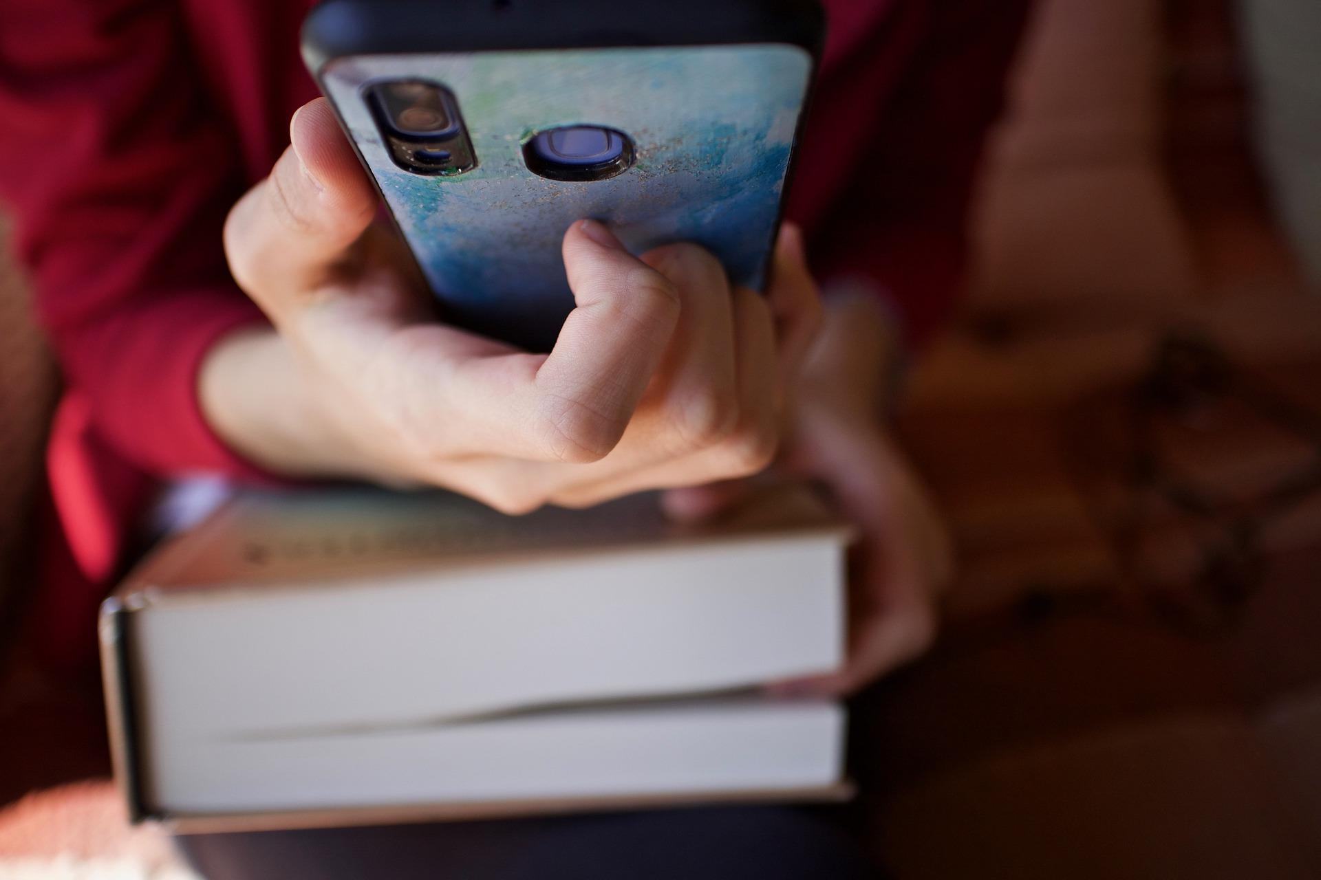 What are the advantages of learning with apps?
